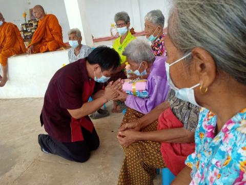 กิจกรรมรดน้ำดำหัวผู้สูงอายุ